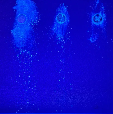 Fissaggio Flush e due fissaggi tradizionali con tracciante fluorescente prima della pulizia
